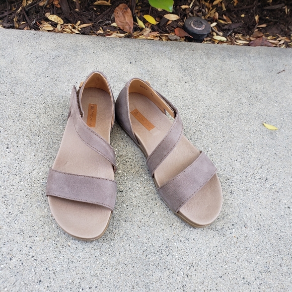El Naturalista Stylish Plume Sandals